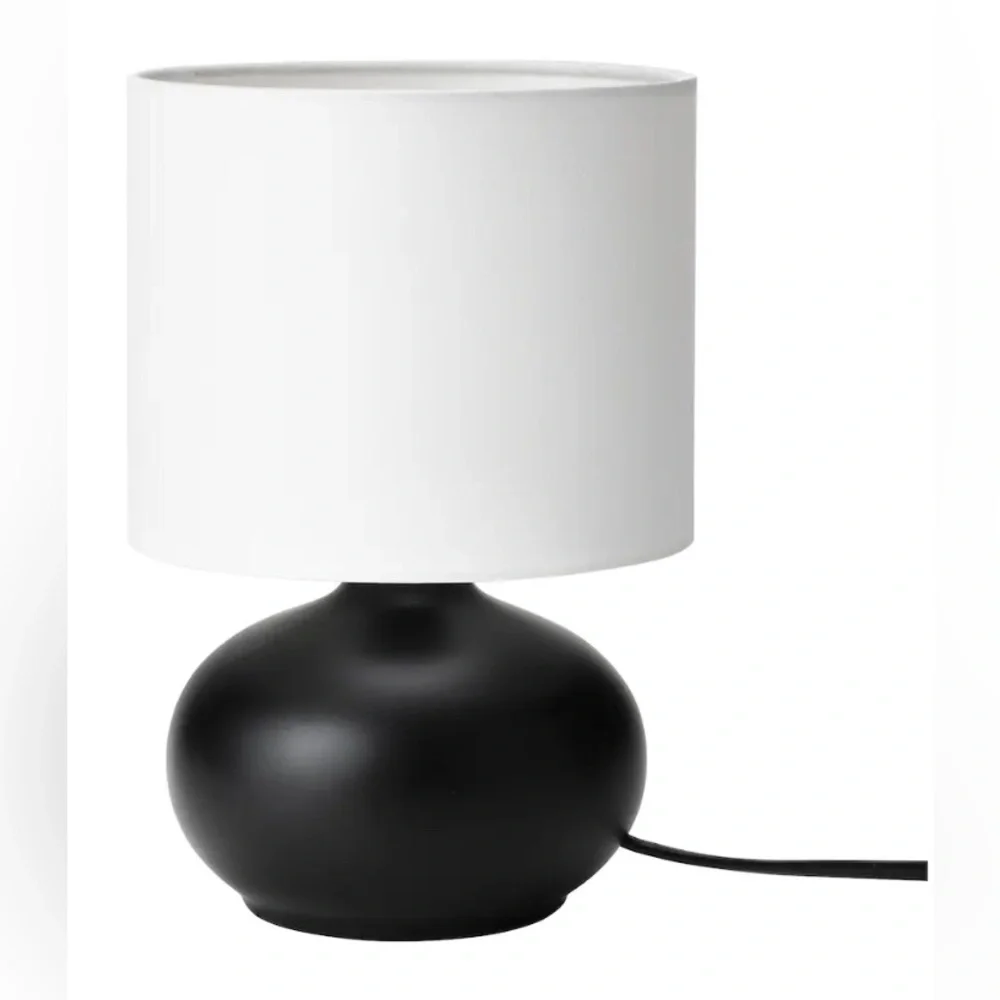 NWT TVÄRFOT Table lamp, black/white.